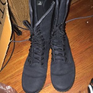 DR. MARTENS Battersea Canvas 14 Eye Boot Size 6